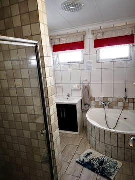 Suidersee Apartment 13 - 2nd bathroom 